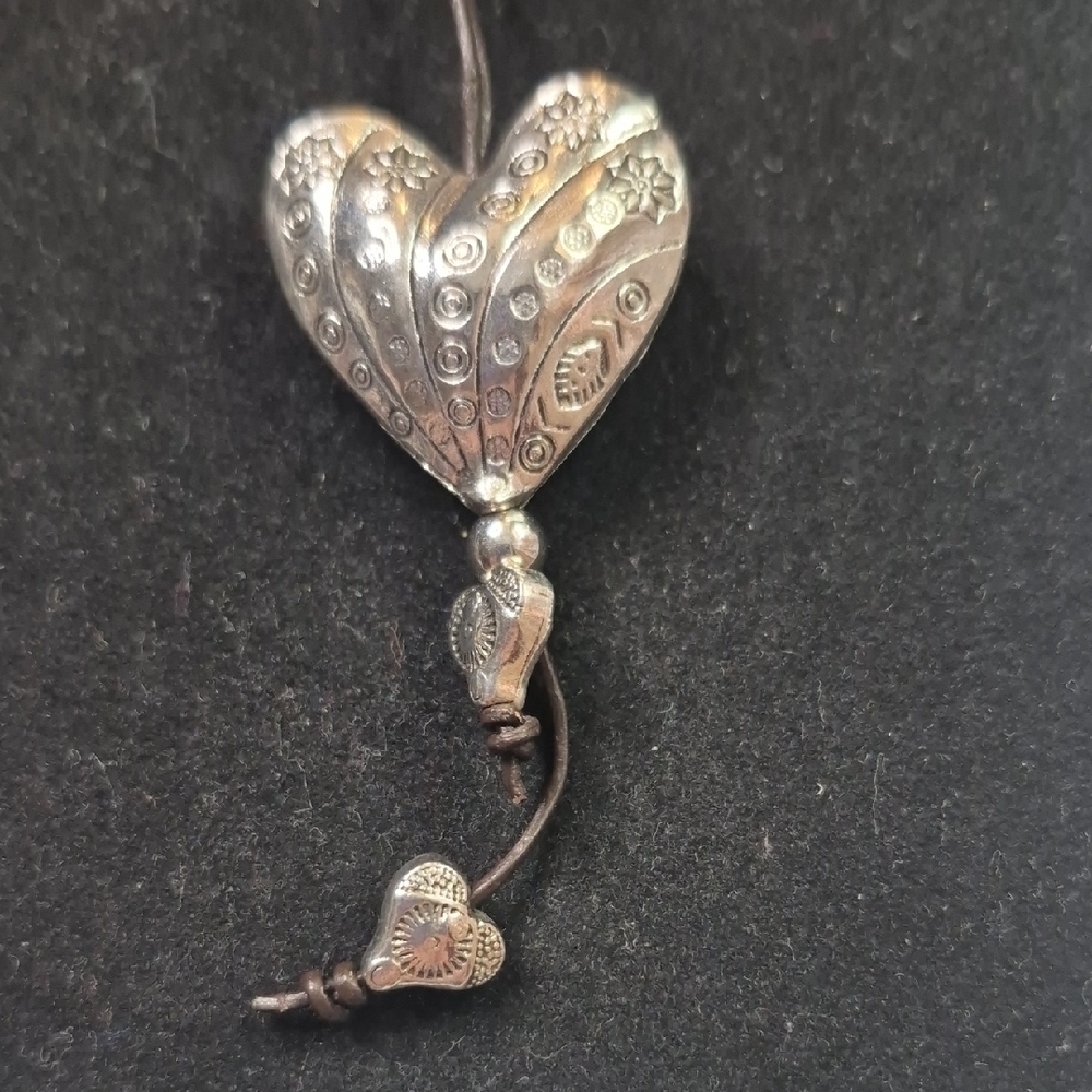 Silver Colored Triple Heart Pendant Necklace (J44)